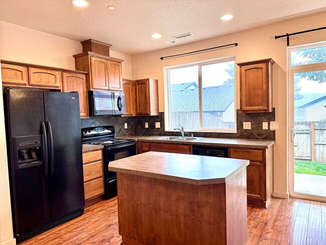 Building Photo - Beautiful 3 Bd 2.5 Ba Town Home by Vancouver Mall - SPECIAL JULY RENT FREE!