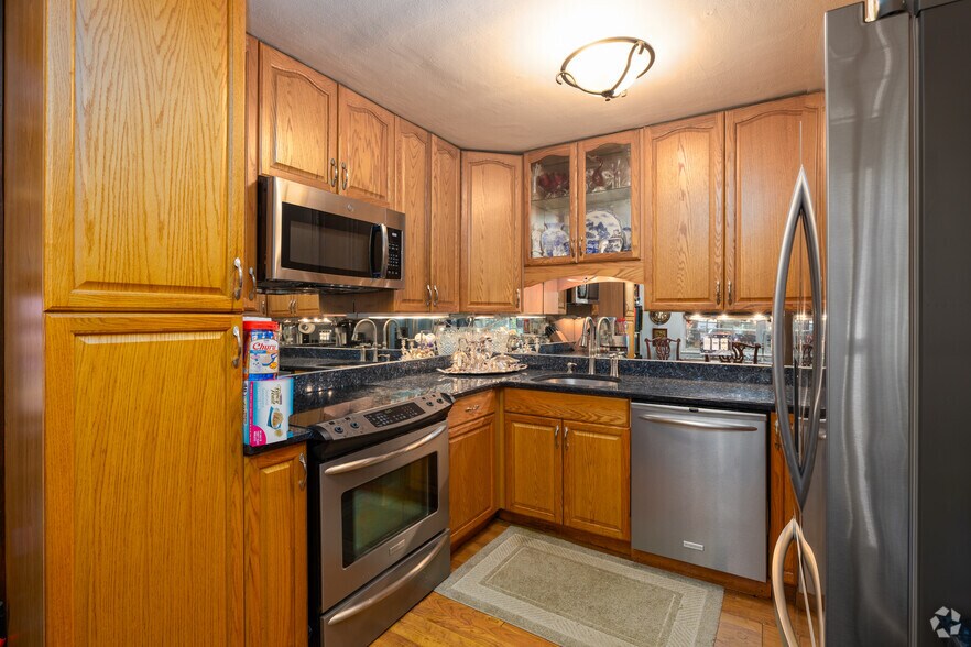 2BR, 1BA - 840SF - Kitchen - Fort King Manor - Unbeatable Location