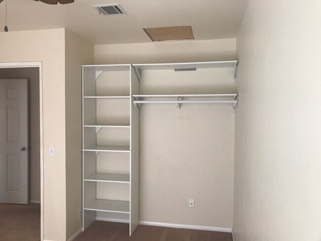 Building Photo - Unbeatable Charm in Camarillo's Colony