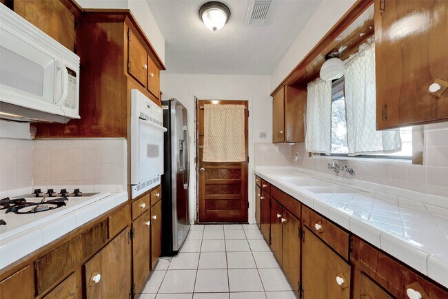 Building Photo - 10402 Hollyglen Dr