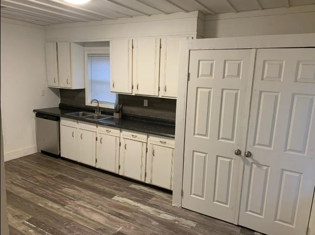 Building Photo - Beautifully Redone 2 Bedroom House! Available for a 5/1 Move In!!! *Updated Photos to Come*