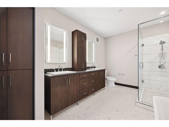 Building Photo - 253 Lake St E