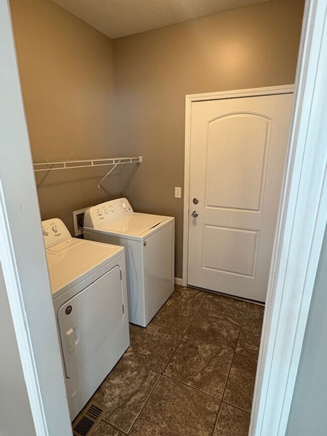 Building Photo - 3 Bedroom / 3 Bath Duplex in Washington