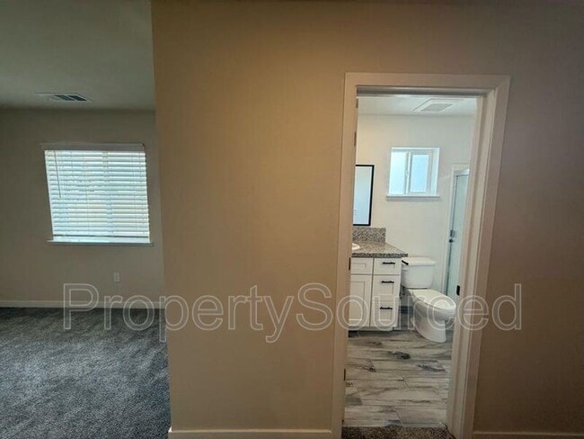 Building Photo - 936 W Alameda St