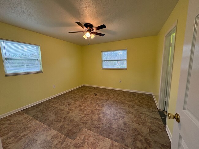 Building Photo - For Rent: 4-Bedroom Home in Lakeland