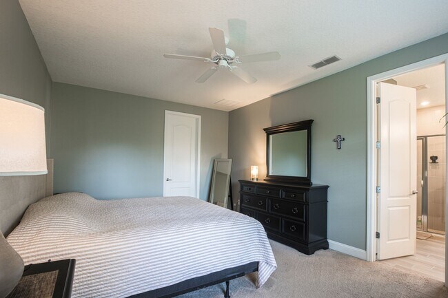 Building Photo - Stunning Home in Desirable Neighborhood