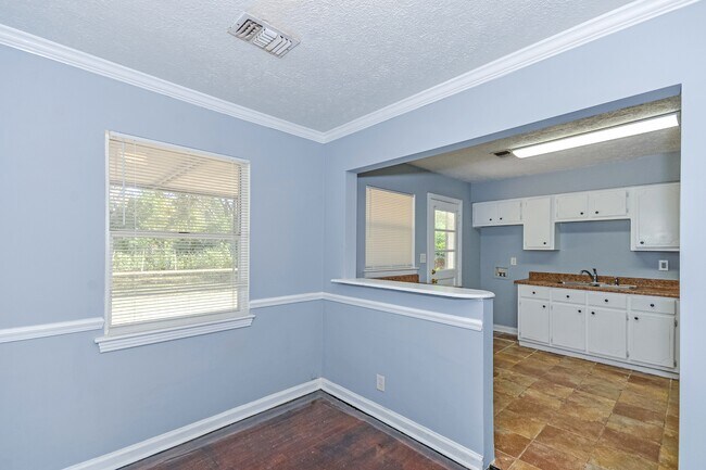 Building Photo - 928 Grenada Dr