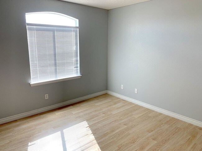 Building Photo - 14251 Desert Bush Dr