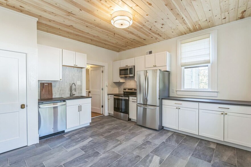 Building Photo - 1500 14th Ave S