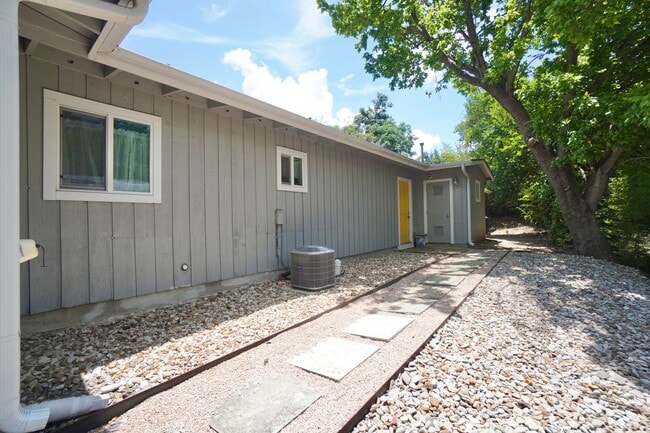 Building Photo - 1117 Mariposa Dr