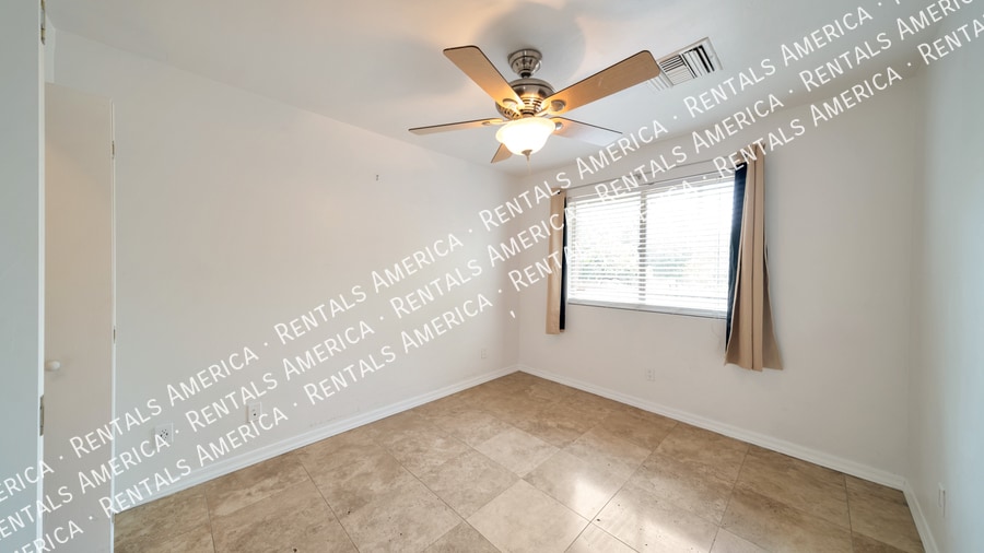 Building Photo - 2212 E La Mirada St
