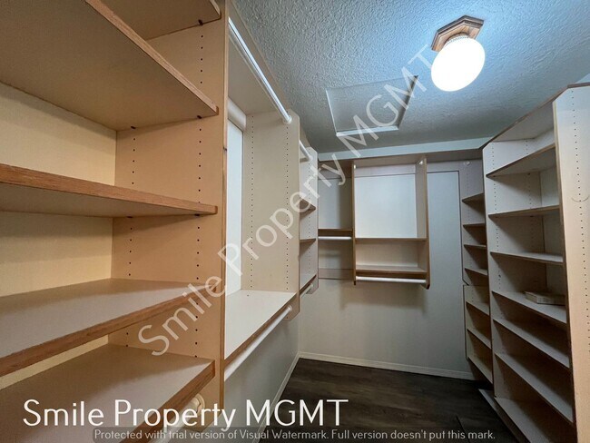 Building Photo - Three Bedrooms single house in NE Portland with double garage