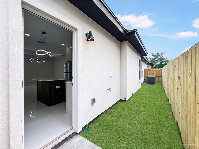 Building Photo - 2812 S Links Dr