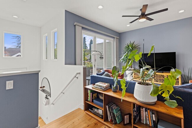 Building Photo - Modern Furnished Townhome in Downtown Napa