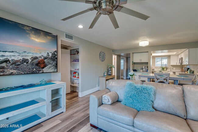 Building Photo - 4150 E Cactus Rd