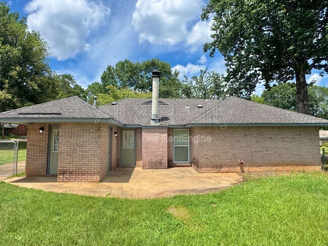 Building Photo - 3224 Little John Dr