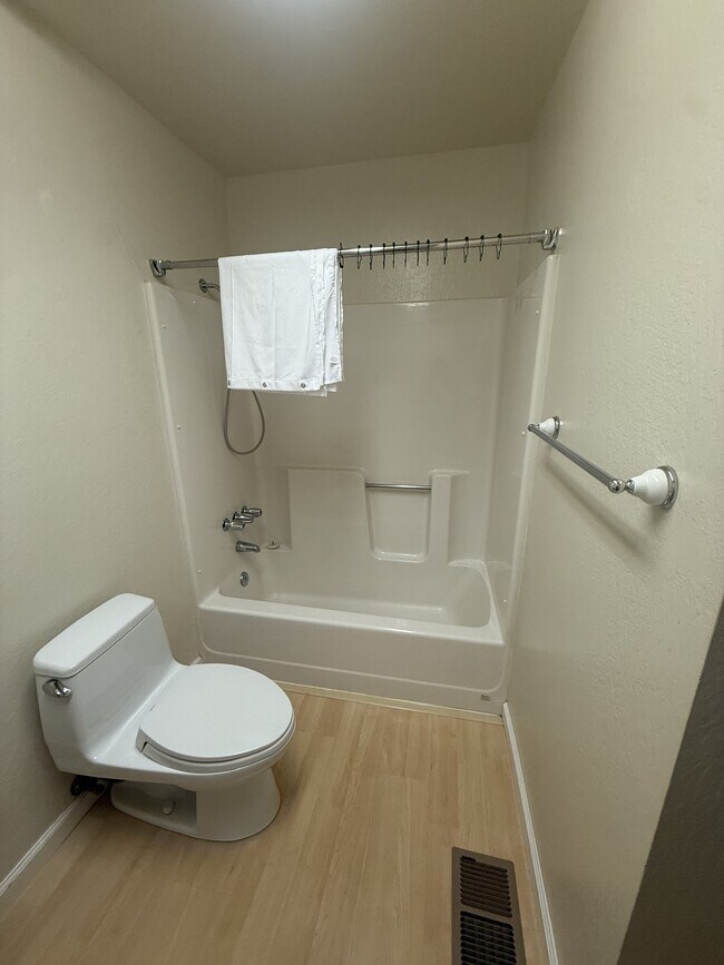Building Photo - 488 Dogwood Dr
