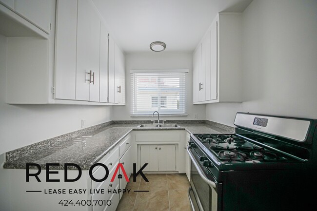 Building Photo - Stylish and Bright One Bedroom with Large ...