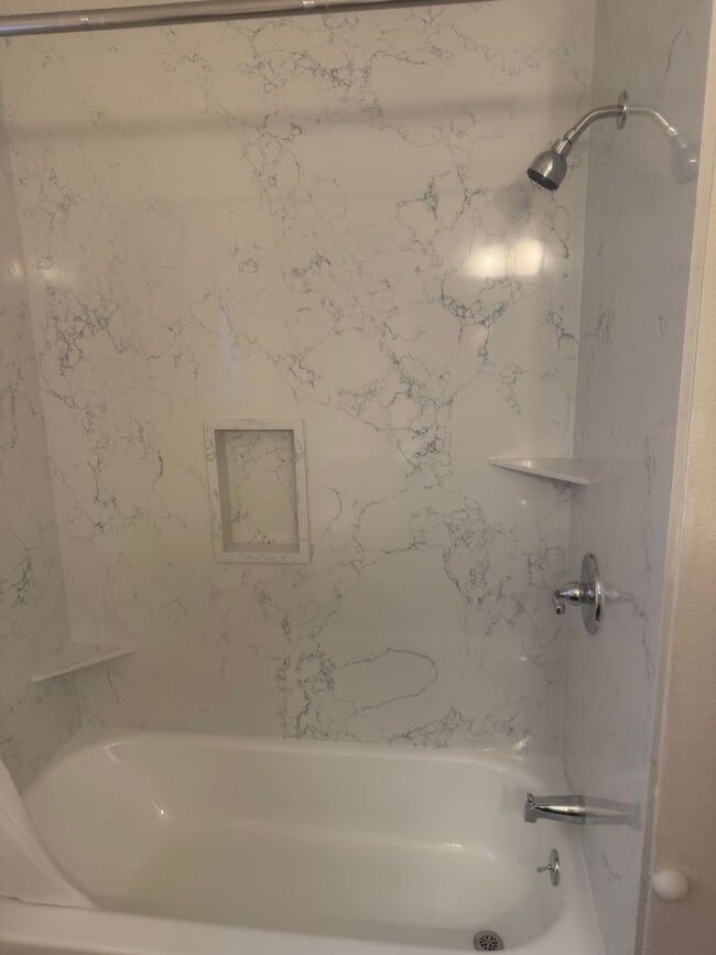 Building Photo - Great 3 bedroom 2 bath home some utilities included