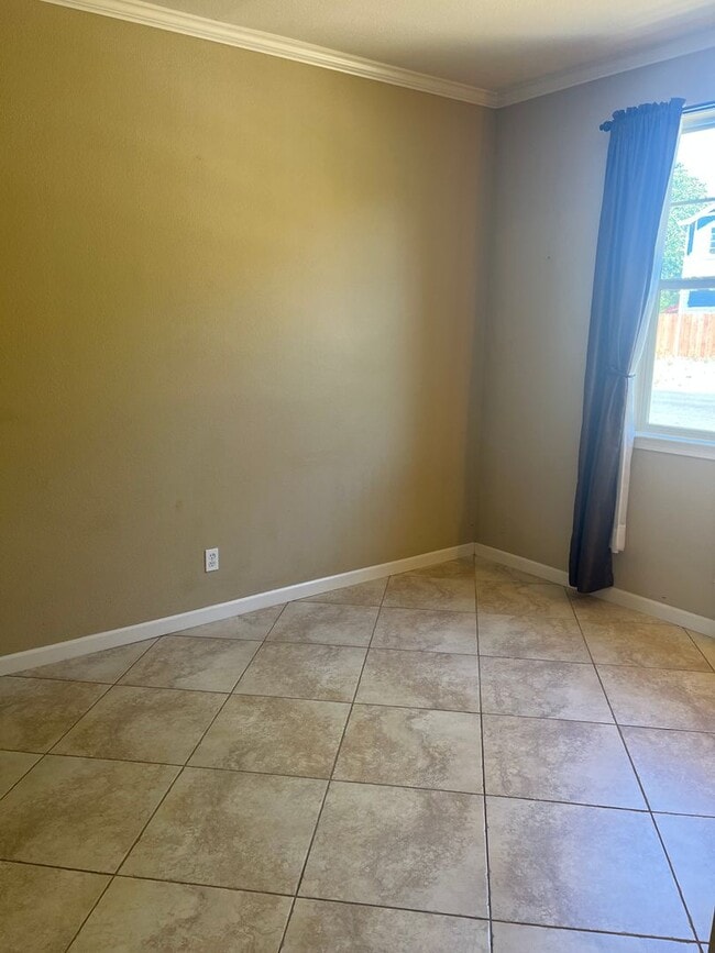 Building Photo - 3 bedroom 3 bathroom with bonus room in No...