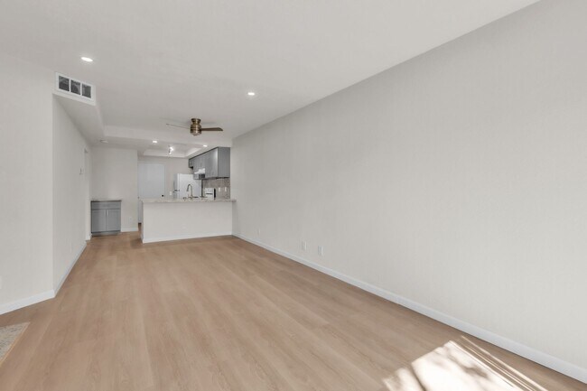 Building Photo - **Completely Remodeled ** 1BR/1BA w/ Private Patio + Garage in Sacramento **