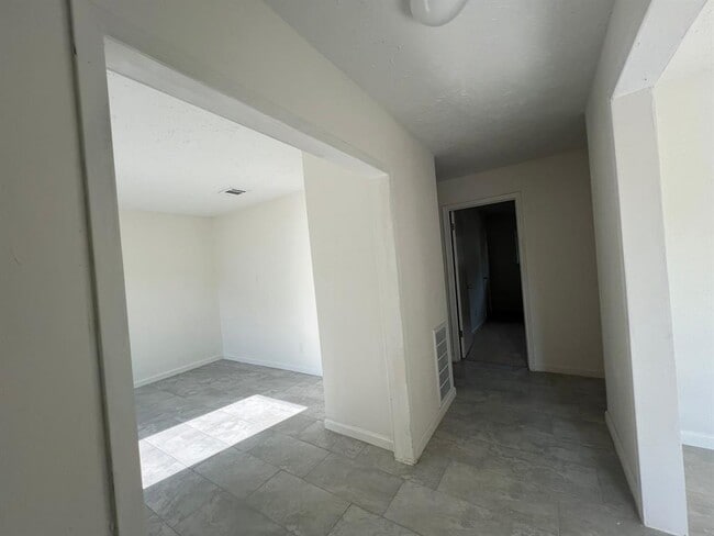 Building Photo - 9423 Kristin Dr