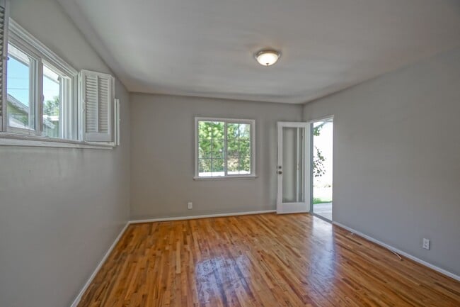 Building Photo - Incredibly Charming & Bright 3BR2BA Home w...