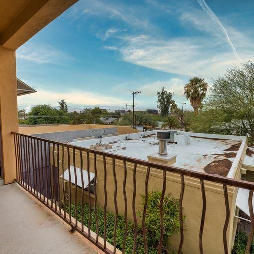 Building Photo - 2010 E 1st St