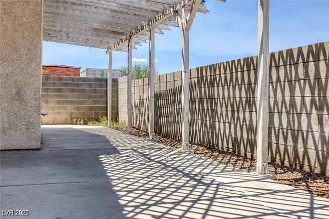 Building Photo - 6520 Lombard Dr
