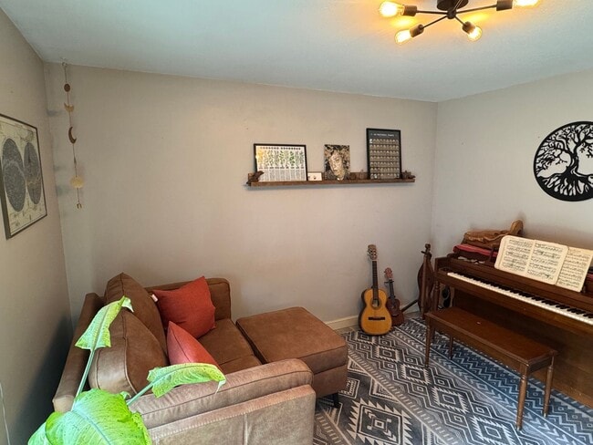 Building Photo - Beautifully Maintained 2 Bedroom Single Fa...