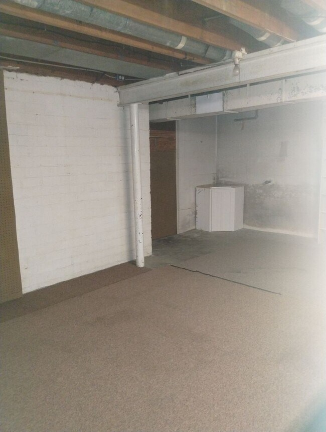 Building Photo - Quaint Duplex with a private Basement, Garage Space & Patio