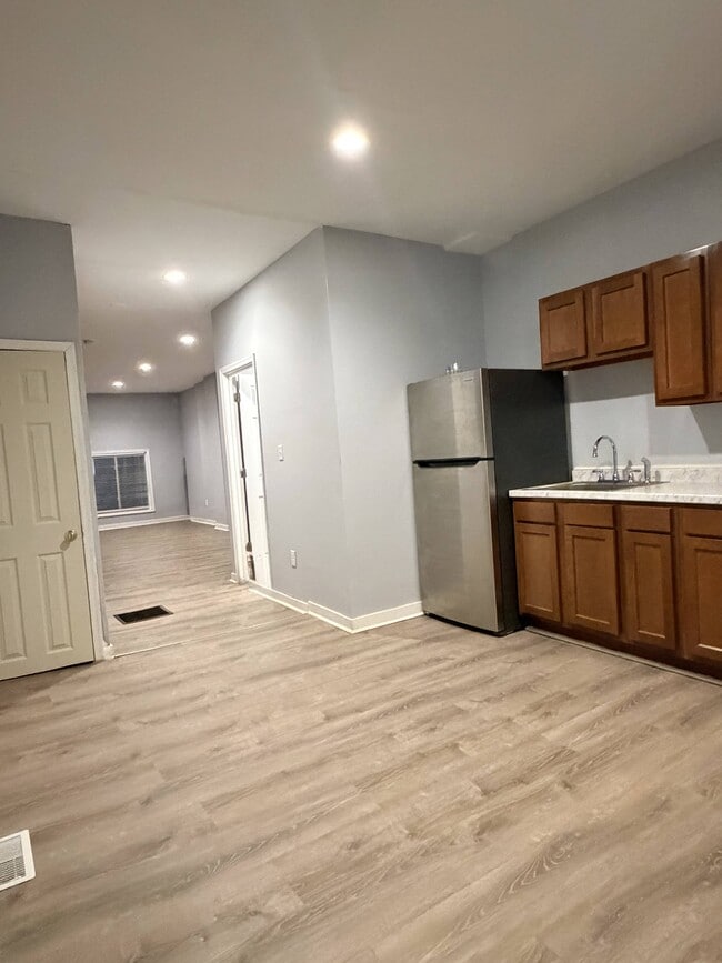 Building Photo - 1617 Darley Ave