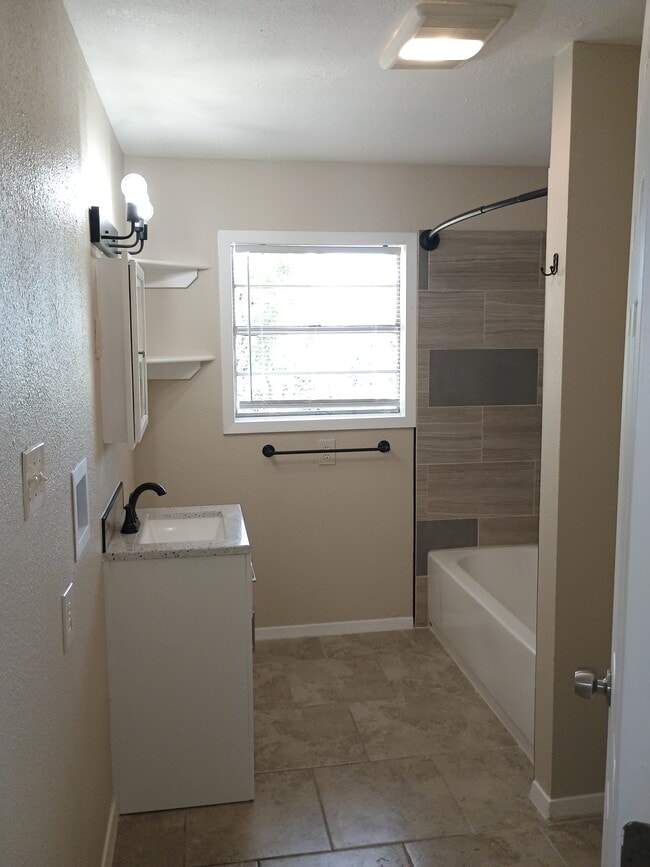 Building Photo - 1025 Valley View St