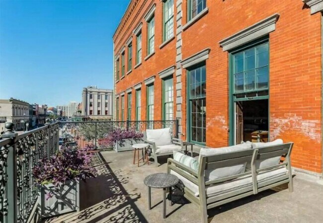 Building Photo - 2010 The Strand