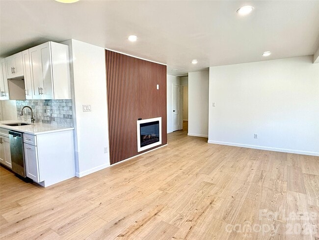 Building Photo - 541 E Woodlawn Rd