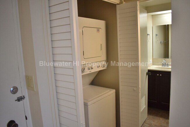 Building Photo - Marco Polo - Studio w/ newer kitchen, 1 re...
