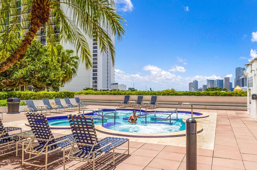Building Photo - 1717 N Bayshore Dr