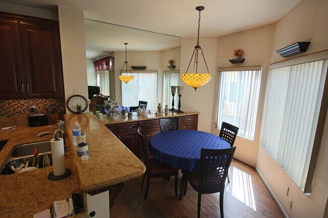 Building Photo - Furnished 3 Bedroom UTC/La Jolla Townhome