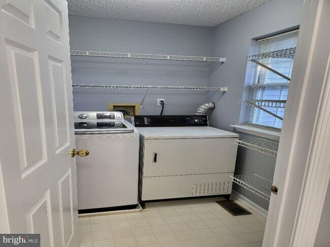 Building Photo - 6 Halstead Pl