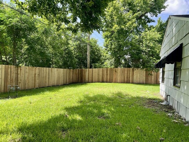 Building Photo - 9529 Chesterfield Dr