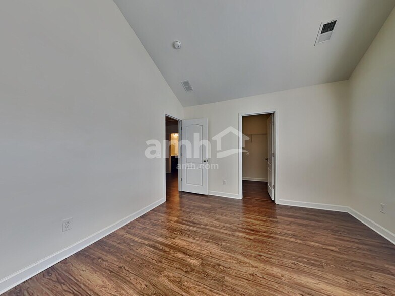 Building Photo - 530 Lateleaf Dr