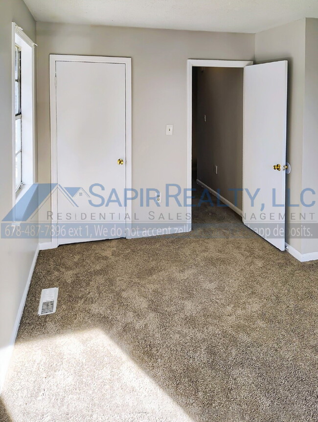 Building Photo - 774 Lilly Ave