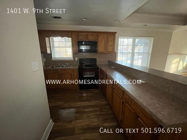 Building Photo - 1401 W 9th St