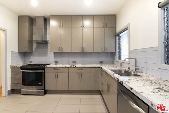 Building Photo - 126 N Sycamore Ave