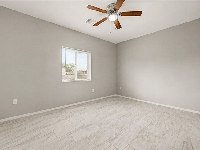 Building Photo - PRICE REDUCTION!  $500 OFF FIRST FULL MONTH'S RENT!