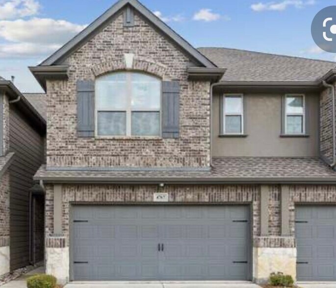 Front of townhouse - 913 Brookville Ct