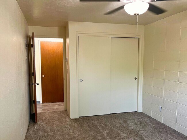 Building Photo - (CAM 10)  Very Nice Large 1 bed Apt - Close to U of O