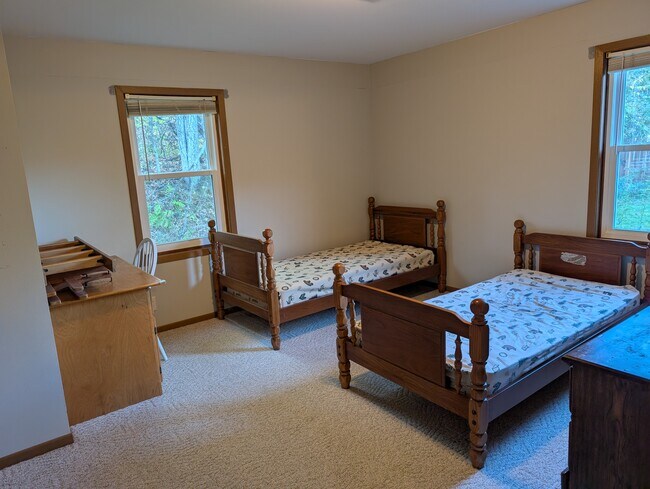 Furniture optional and can be removed - 538 Woodridge Ct