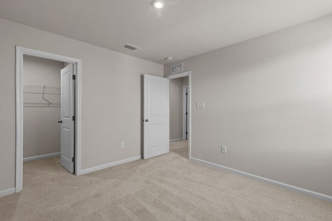 Building Photo - Spacious Home for Rent in Portsmouth!