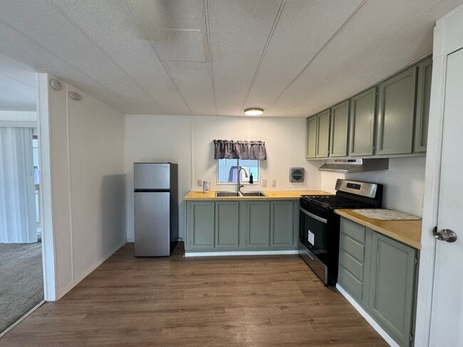 Building Photo - 1 BR 1Ba with enclosed Porch/Patio, fenced yard, RV Parking